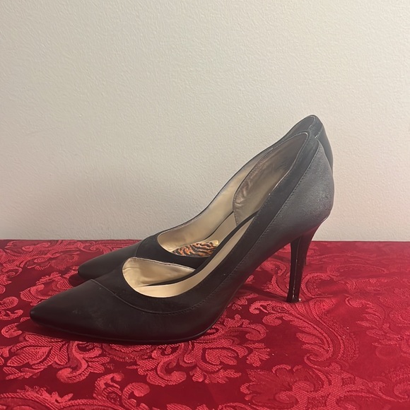 Nine West Black Cutout Pumps - Picture 2 of 4